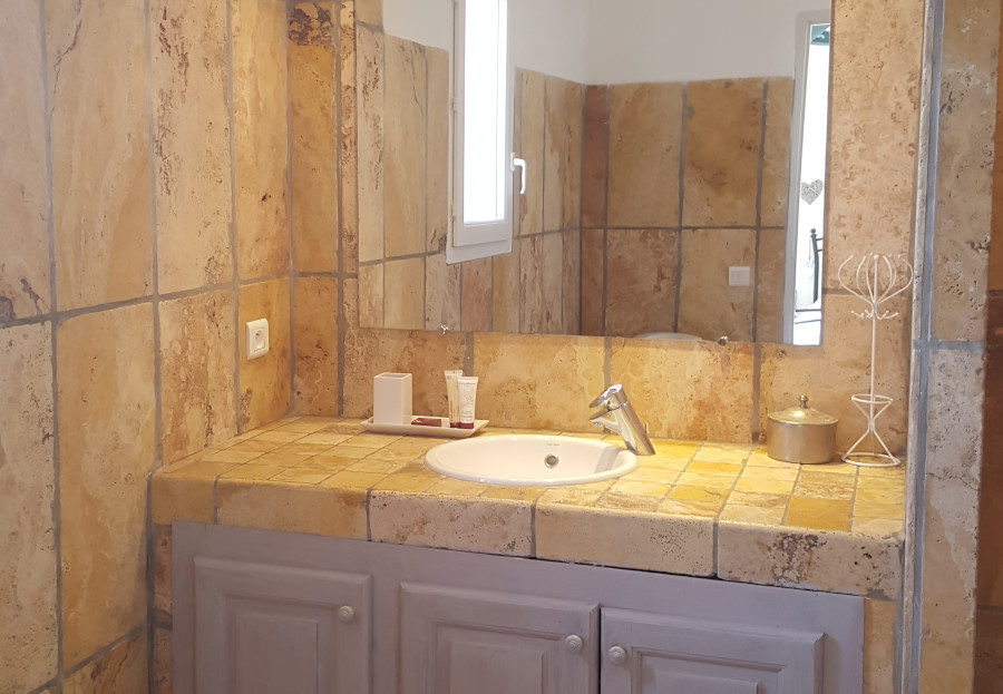 salle de bain location villa de luxe avec piscine proche de la plage capicciola corse du sud