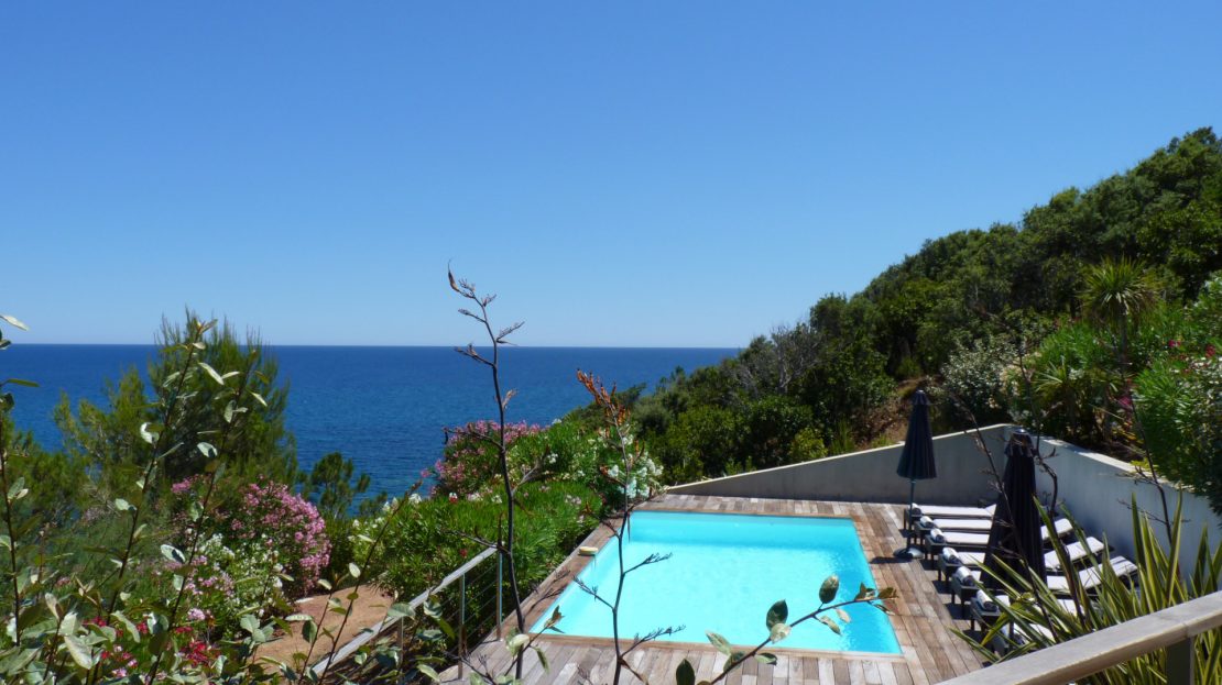 location villa luxe piscine face à la mer
