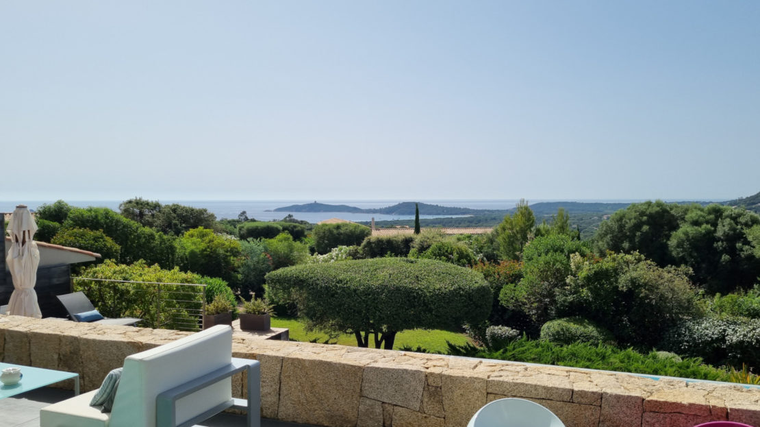 Vue sur la baie de Pinarello -location de villa avec piscine -vue mer-