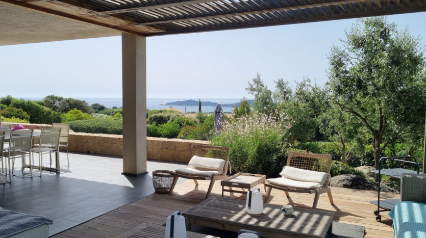 Location belle villa vue sur la baie de Pinarello