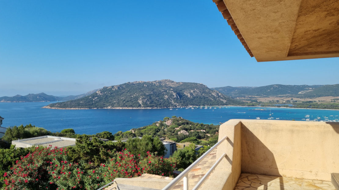 location villa avec piscine dans domaine privé vue panoramique proche santa giulia