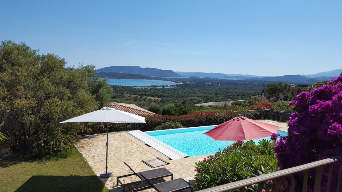 location villa vue panoramique proche de la plage du Cabanon bleu piscine