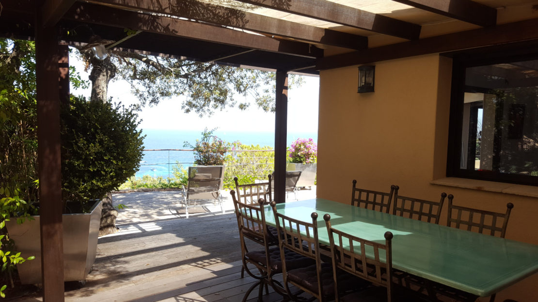terrasse couverte location villa de luxe piscine vue panoramique porto vecchio sud corse palombaggia