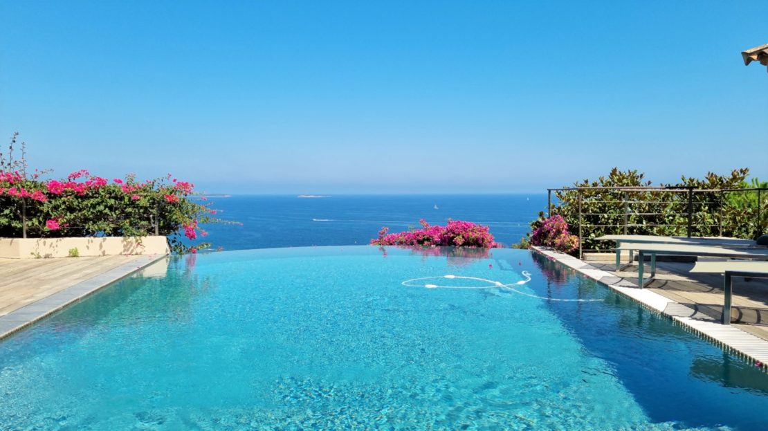 Très belle villa  offrant une vue panoramique sur la mer dans domaine privé