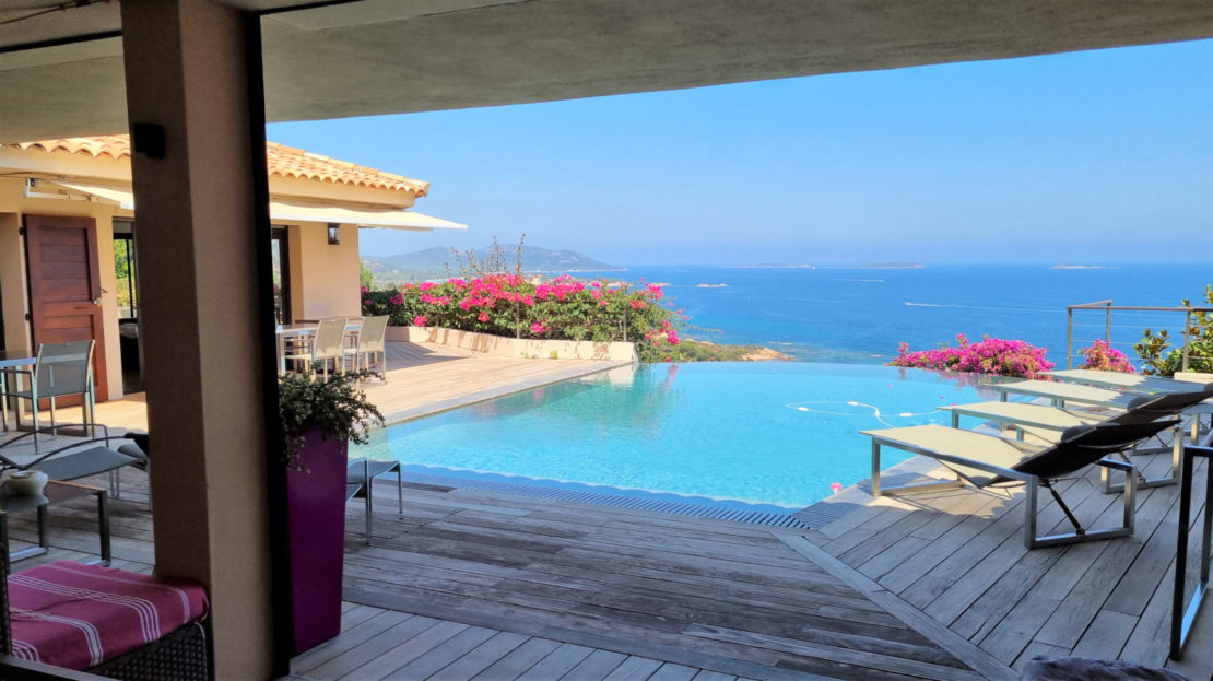 Très belle villa  offrant une vue panoramique sur la mer dans domaine privé