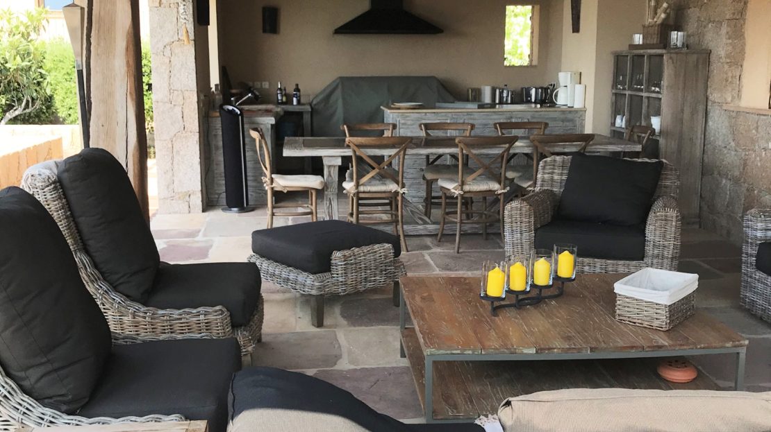 terrasse couverte et cuisine d'été vente et location de villas de luxe vue mer et piscine domaine d'araso corse du sud