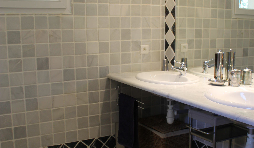 salle de bain villa avec piscine et spa delta immobilier