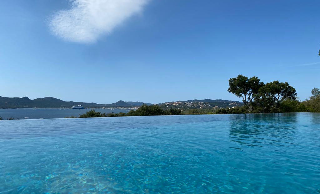 Villa de 5 chambres contemporaine climatisée avec piscine