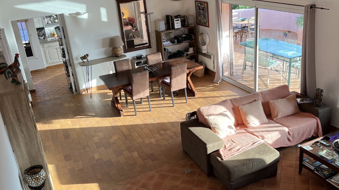 salon-séjour côté mer vente villa vue mer et plage à pied à CALA-ROSSA